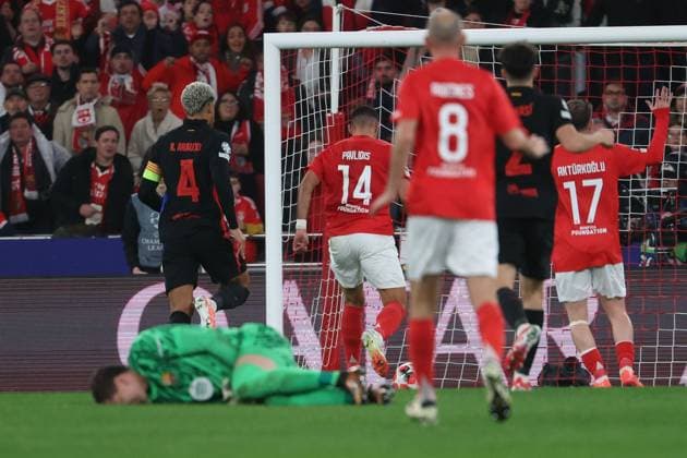 Portugal, Estadio do SL Benfica Lisbon 21. January 2025 Uefa Champions League phase 2024 25 Matchday 7, S.L.Benfica - FC Barcelona, Barca v.l., Vangelis Pavlidis (S.L.Benfica) schiesst das Tor zum 2:1, Torwart Wojciech Szczesny (FC Barcelona) liegt am Boden Copyright: JoaquimxFerreira