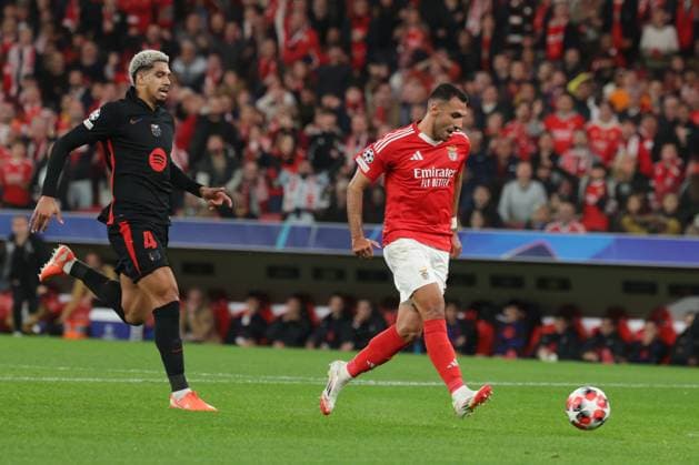 Portugal, Estadio do SL Benfica Lisbon 21. January 2025 Uefa Champions League phase 2024 25 Matchday 7, S.L.Benfica - FC Barcelona, Barca v.l. Ronald Araujo (FC Barcelona) , Evangelos Pavlidis (SL Benfica) macht das Tor zum 2:1 Copyright: HMBxMedia FernandoxSoares