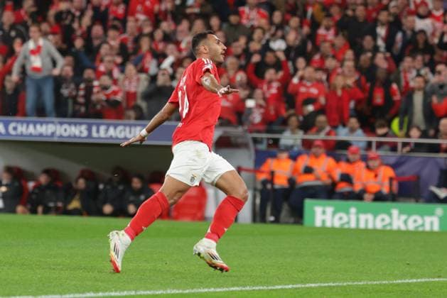 Portugal, Estadio do SL Benfica Lisbon 21. January 2025 Uefa Champions League phase 2024 25 Matchday 7, S.L.Benfica - FC Barcelona, Barca v.l. Ronald Araujo (FC Barcelona) , Evangelos Pavlidis (SL Benfica) macht das Tor zum 2:1 Copyright: HMBxMedia FernandoxSoares
