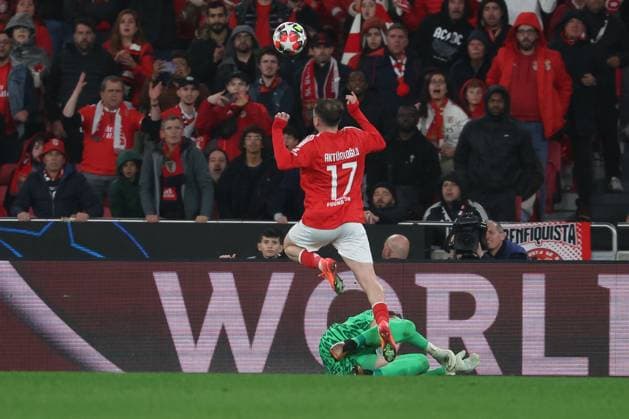 Portugal, Estadio do SL Benfica Lisbon 21. January 2025 Uefa Champions League phase 2024 25 Matchday 7, S.L.Benfica - FC Barcelona, Barca v.l., Torwart Wojciech Szczesny (FC Barcelona), Kerem Aktürkoglu (S.L.Benfica), Zweikampf, Action, Aktion, Battles for the Ball Copyright: JoaquimxFerreira