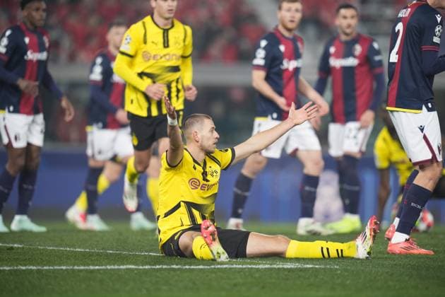 Dortmund s Waldemar Anton protests with referee Serdar Gozubuyuk during the Uefa Champions League 2024 2025 soccer match between Bologna and Dortmund at Renato Dall Ara Stadium - Soccer - Bologna, Italy - Tuesday January 21, 2024  Copyright: xMassimoxPaolone LaPressex