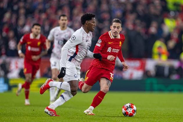 Football - UEFA Champions League - League Phase - Liverpool FC v Lille OSC LIVERPOOL, ENGLAND - Tuesday, January 21, 2025: Liverpool s Kostas Tsimikas (R) closes down Lille s Jonathan David during the UEFA Champions League game between Liverpool FC and Lille OSC at Anfield. (Photo by David Rawcliffe Propaganda) LIVERPOOL Anfield MERSEYSIDE ENGLAND  Copyright: xDavidxRawcliffex P2025-01-21-Liverpool_Lille-29