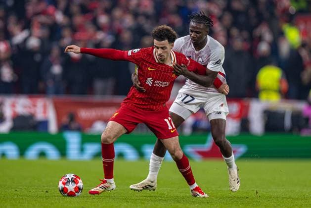 Football - UEFA Champions League - League Phase - Liverpool FC v Lille OSC LIVERPOOL, ENGLAND - Tuesday, January 21, 2025: Liverpool s Curtis Jones (L) is challenged by Lille s Ngal Ayel Mukau during the UEFA Champions League game between Liverpool FC and Lille OSC at Anfield. (Photo by David Rawcliffe Propaganda) LIVERPOOL Anfield MERSEYSIDE ENGLAND  Copyright: xDavidxRawcliffex P2025-01-21-Liverpool_Lille-32