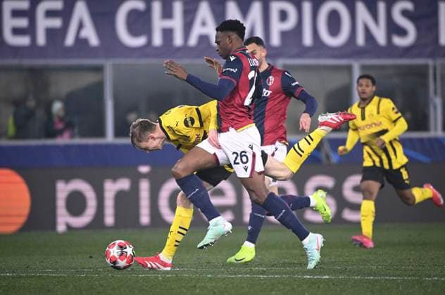 FUSSBALL CHAMPIONS LEAGUE SAISON 2024 2025 7. Spieltag FC Bologna - Borussia Dortmund 21.01.2025 Maximilian Beier (li, Borussia Dortmund) gegen Jhon Lucumi (re, FC Bologna)