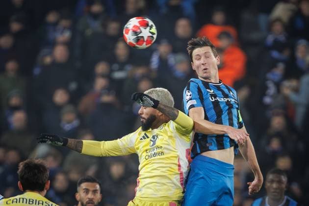 Juventus? Douglas Luiz and Club s Hans Vanaken fight for the ball during a soccer game between Belgian Club Brugge KV and Italian club Juventus, Tuesday 21 January 2025 in Brugge, on the seventh day (out of 8) of the UEFA Champions League league phase. KURTxDESPLENTER  x110885389x
