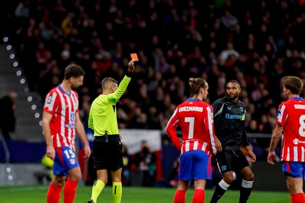 Sport Bilder des Tages Schiedsrichter Davide Massa show Pablo Barrios (Atletico Madrid) the red card during the UEFA Champions League 2024 25 League Phase MD7 match between Atletico de Madrid and Bayer 04 Leverkusen at Estadio Civitas Metropolitano on January 21, 2025 in Madrid, Spain. (Photo by Manu Reino DeFodi Images) Defodi-071_ATMLEV20250121_042