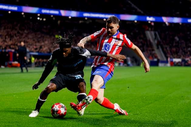 Jeremie Frimpong (Bayer 04 Leverkusen) und Javi Galan (Atletico Madrid) battle for the ball during the UEFA Champions League 2024 25 League Phase MD7 match between Atletico de Madrid and Bayer 04 Leverkusen at Estadio Civitas Metropolitano on January 21, 2025 in Madrid, Spain. (Photo by Manu Reino DeFodi Images) Defodi-071_ATMLEV20250121_063