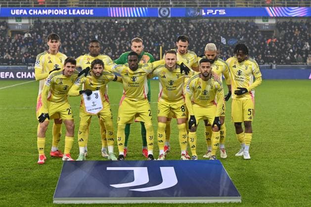 250121 Champions League MD 7 Club Brugge vs Juventus players of Juventus with Nicolo Savona (37) of Juventus, Pierre Kalulu (15) of Juventus, goalkeeper Michele Di Gregorio (29) of Juventus, Federico Gatti (4) of Juventus, Douglas Luiz (26) of Juventus, Samuel Mbangula (51) of Juventus, Andrea Cambiaso (27) of Juventus, Manuel Locatelli (5) of Juventus, Timothy Weah (22) of Juventus, Teun Koopmeiners (8) of Juventus and Douglas Luiz (26) of Juventus pose for a team photo during a soccer game between Belgian Club Brugge KV and Italian Juventus in the UEFA Champions League League Phase day 7 of the 2024-25 season, on Tuesday 21 January 2025 in Brugge , Belgium . photo Isosport David Catry Brugge Belgium Copyright: xDavidxCatryx 20250121DC2_2734