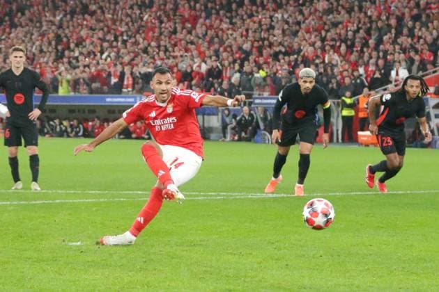Sport Bilder des Tages Portugal, Estadio do SL Benfica Lisbon 21. January 2025 Uefa Champions League phase 2024 25 Matchday 7, S.L.Benfica - FC Barcelona, Barca v.l. Evangelos Pavlidis (SL Benfica) macht das Tor zum 3:1 Copyright: HMBxMedia FernandoxSoares