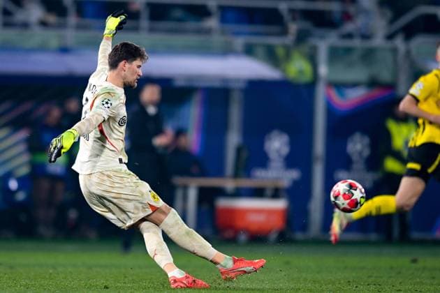 Borussia Dortmundâ??s Gregor Kobel portrait in action with ball during Bologna FC vs Borussia Dortmund, UEFA Champions League football match in Bologna, Italy, January 21 2025  Copyright: xAlessioxMarini IPAxSportx xipa-agency.netx xx IPA_53201888 IPA_Agency_IPA53201888