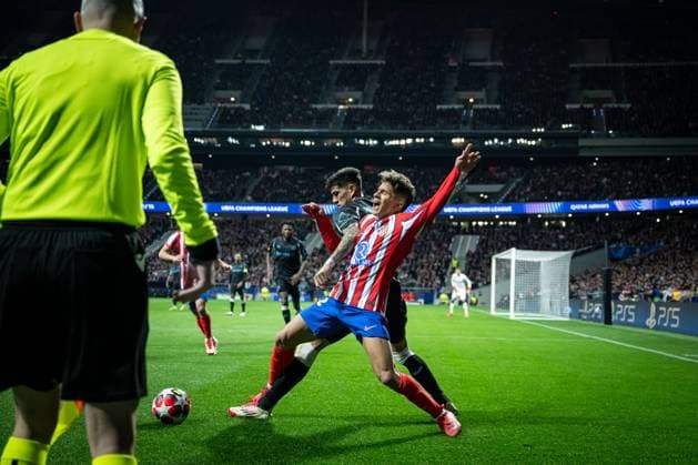 Piero Hincapie (Bayer Leverkusen) and Giuliano Simeone (AtlÃ tico de Madrid) battle for the ball during a UEFA Champions League match between Atletico de Madrid and Bayer Leverkusen at Riyadh Air Metropolitano in Madrid, Madrid, Spain, on January 21 2025. Photo by Felipe Mondino Copyright: x@FELIPExMONDINOx