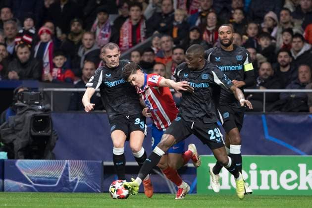 UEFA champions league - Atletico de Madrid vs Bayer Leverkusen MADRID,SPAIN - 21 JANUARY: Julian Alvarez of Atletico de Madrid, Nordi Mukiele of Bayer Leverkusen fight for the ball during UEFA champions league 2024 25 match between Atletico de Madrid and Bayer Leverkusen at Riyadh Air Metropolitano Stadium. (Photo by Guillermo Martinez) Madrid Riyadh Air Metropolitano Stadium Spain Copyright: xGuillermoxMartinezx