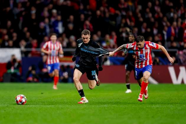 Florian Wirtz (Bayer 04 Leverkusen) und Javi Galan (Atletico Madrid) battle for the ball during the UEFA Champions League 2024 25 League Phase MD7 match between Atletico de Madrid and Bayer 04 Leverkusen at Estadio Civitas Metropolitano on January 21, 2025 in Madrid, Spain. (Photo by Manu Reino DeFodi Images) Defodi-071_ATMLEV20250121_088