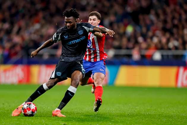 Edmond Tapsoba (Bayer 04 Leverkusen) und Julian Alvarez (Atletico Madrid) battle for the ball during the UEFA Champions League 2024 25 League Phase MD7 match between Atletico de Madrid and Bayer 04 Leverkusen at Estadio Civitas Metropolitano on January 21, 2025 in Madrid, Spain. (Photo by Manu Reino DeFodi Images) Defodi-071_ATMLEV20250121_111