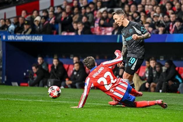 Giuliano Simeone (Atletico de Madrid) und Alejandro Grimaldo (Bayer 04 Leverkusen) battle for the ball during the UEFA Champions League 2024 25 League Phase MD7 match between Atletico de Madrid and Bayer 04 Leverkusen at Estadio Civitas Metropolitano on January 21, 2025 in Madrid, Spain. (Photo by Harry Langer DeFodi Images) Defodi-541_ATLBAY20250121_059