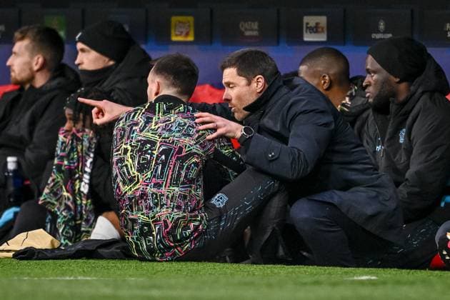 Aleix Garcia (Bayer 04 Leverkusen) und Trainer Xabi Alonso (Bayer 04 Leverkusen) gestures during the UEFA Champions League 2024 25 League Phase MD7 match between Atletico de Madrid and Bayer 04 Leverkusen at Estadio Civitas Metropolitano on January 21, 2025 in Madrid, Spain. (Photo by Harry Langer DeFodi Images) Defodi-541_ATLBAY20250121_072