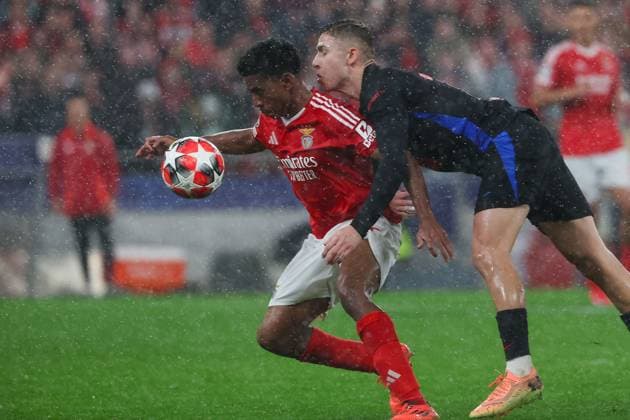 Portugal, Estadio do SL Benfica Lisbon 21. January 2025 Uefa Champions League phase 2024 25 Matchday 7, S.L.Benfica - FC Barcelona, Barca v.l., Leandro Barreiro (S.L.Benfica), Pablo Torre (FC Barcelona) Zweikampf, Action, Aktion, Battles for the Ball Copyright: JoaquimxFerreira