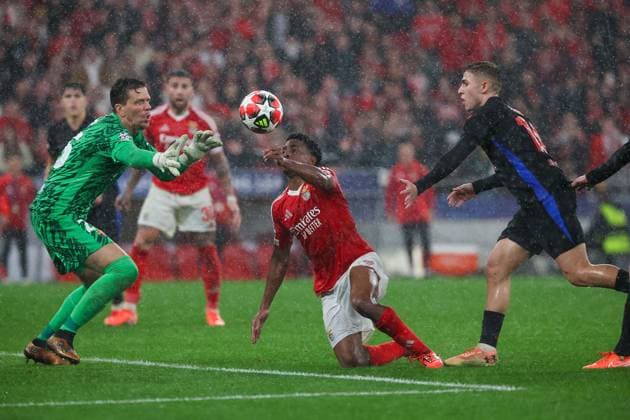 Portugal, Estadio do SL Benfica Lisbon 21. January 2025 Uefa Champions League phase 2024 25 Matchday 7, S.L.Benfica - FC Barcelona, Barca v.l., Torwart Wojciech Szczesny (FC Barcelona), Leandro Barreiro (S.L.Benfica), Pablo Torre (FC Barcelona) Zweikampf, Action, Aktion, Battles for the Ball Copyright: JoaquimxFerreira