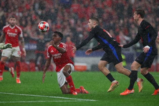 Portugal, Estadio do SL Benfica Lisbon 21. January 2025 Uefa Champions League phase 2024 25 Matchday 7, S.L.Benfica - FC Barcelona, Barca v.l., Leandro Barreiro (S.L.Benfica), Pablo Torre (FC Barcelona) Zweikampf, Action, Aktion, Battles for the Ball Copyright: JoaquimxFerreira