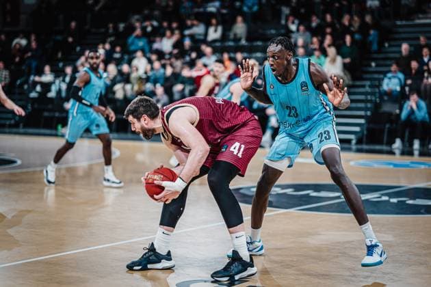 Sport Themen der Woche KW04 Basketball Männer Saison 2024 2025 BKT EuroCup Veolia Towers Hamburg vs. 7Bet-Lietkabelis Panevezys 21.01.2025 v.l. Dorde Gagic ( 41, BC 7Bet-Lietkabelis Panevezys) gegen Kur Kuath ( 23, Veolia Towers Hamburg) Hamburg Inselpark Arena Hamburg Deutschland *** Basketball Men Season 2024 2025 BKT EuroCup Veolia Towers Hamburg vs 7Bet Lietkabelis Panevezys 21 01 2025 v l Dorde Gagic 41, BC 7Bet Lietkabelis Panevezys vs Kur Kuath 23, Veolia Towers Hamburg Hamburg Inselpark Arena Hamburg Germany