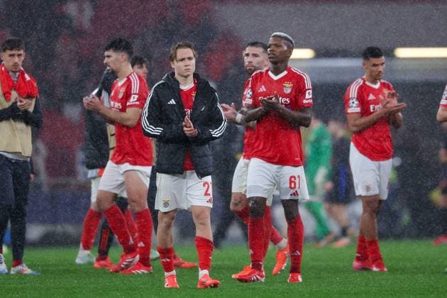 Portugal, Estadio do SL Benfica Lisbon 21. January 2025 Uefa Champions League phase 2024 25 Matchday 7, S.L.Benfica - FC Barcelona, Barca v.l., Spieler von S.L.Benfica enttaeuscht, enttaeuscht schauend, dissapointed, traurig, frustiert, frust, gefrustet, bedankt sich bei den Fans, bedanken, Dank. Mannschaft nach dem Spiel, after the match bedankt sich bei den Fans, applauds the fans Copyright: JoaquimxFerreira