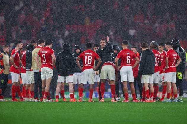 Portugal, Estadio do SL Benfica Lisbon 21. January 2025 Uefa Champions League phase 2024 25 Matchday 7, S.L.Benfica - FC Barcelona, Barca v.l., Trainer Head Coach Bruno Lage (S.L.Benfica) spricht zur Mannschaft nach Spielende, enttaeuscht, enttaeuscht schauend, dissapointed, traurig, frustiert, frust, gefrustet, gibt Anweisungen, gestikuliert, mit den Armen gestikulieren gives instructions, gesticulate. Copyright: JoaquimxFerreira