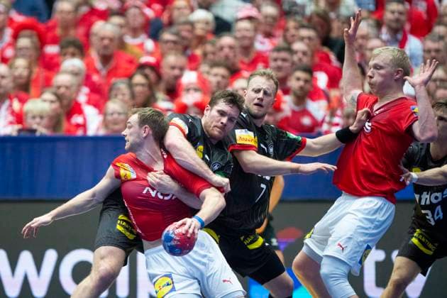 Sport Themen der Woche KW04 Sport Bilder des Tages World Men s Handball Championship: Denmark - Germany Denmark s Mathias Gidsel and Magnus Saugstrup Jensen in action with Germany s Johannes Golla and Luca Witzke during the World Championship, WM, Weltmeisterschaft match in Main Round group 1 between Denmark and Germany at Jyske Bank Boxen in Herning on Tuesday, January 21, 2025. (Photo: Bo Amstrup Ritzau Scanpix) , Herning Denmark Mors *** World Men s Handball Championship Denmark Germany Denmark s Mathias Gidsel and Magnus Saugstrup Jensen in action with Germany s Johannes Golla and Luca Witzke during the World Championship match in Main Round group 1 between Denmark and Germany at Jyske Bank Boxen in Herning on Tuesday, January 21, 2025 Photo Bo Amstrup Ritzau Scanpix , Herning Denmark Mors  Copyright: BoxAmrstrupx xRitzauxScanpix BoxAmstrupx spdk20250121-230313-L