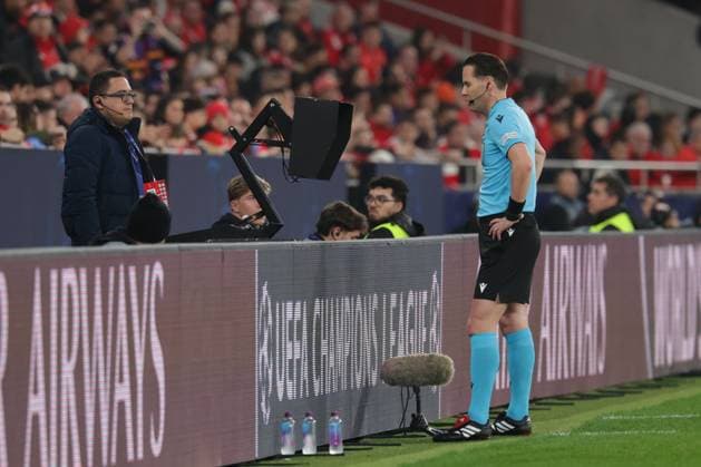 Portugal, Estadio do SL Benfica Lisbon 21. January 2025 Uefa Champions League phase 2024 25 Matchday 7, S.L.Benfica - FC Barcelona, Barca v.l. Schiedsrichter Dann Makkelie schaut sich im VAR an ob es ein Elfmeter ist Copyright: HMBxMedia FernandoxSoares
