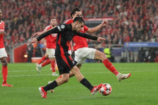 Portugal, Estadio do SL Benfica Lisbon 21. January 2025 Uefa Champions League phase 2024 25 Matchday 7, S.L.Benfica - FC Barcelona, Barca v.l. Pedri (FC Barcelona) im Zweikampf mit Alvaro Carreras (SL Benfica) Copyright: HMBxMedia FernandoxSoares