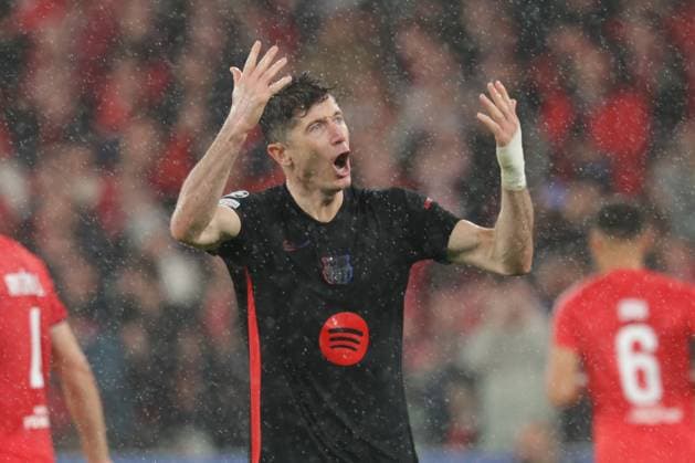 Portugal, Estadio do SL Benfica Lisbon 21. January 2025 Uefa Champions League phase 2024 25 Matchday 7, S.L.Benfica - FC Barcelona, Barca v.l. Robert Lewandowski (FC Barcelona) feuert die Fans an Copyright: HMBxMedia FernandoxSoares