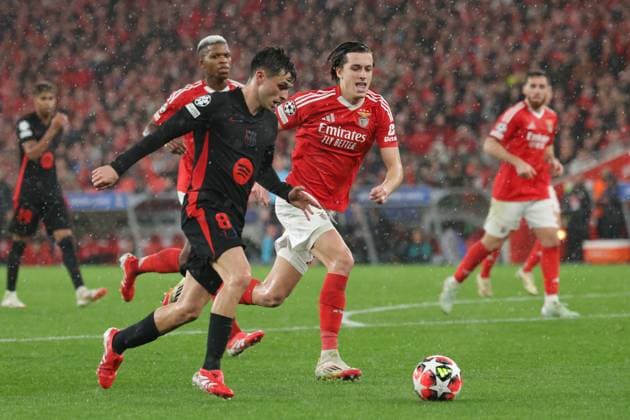 Portugal, Estadio do SL Benfica Lisbon 21. January 2025 Uefa Champions League phase 2024 25 Matchday 7, S.L.Benfica - FC Barcelona, Barca v.l. Pedri (FC Barcelona) im Zweikampf mit Alvaro Carreras (SL Benfica) Copyright: HMBxMedia FernandoxSoares