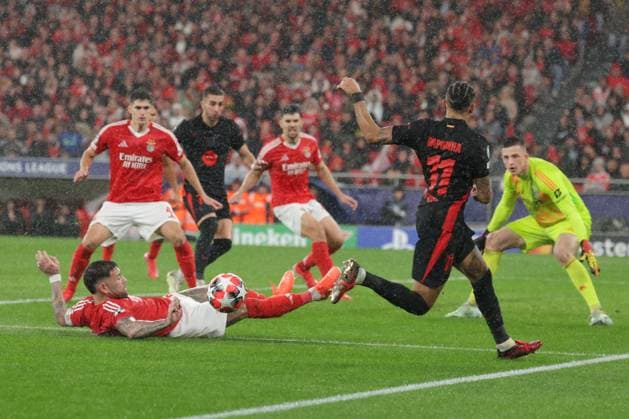 Portugal, Estadio do SL Benfica Lisbon 21. January 2025 Uefa Champions League phase 2024 25 Matchday 7, S.L.Benfica - FC Barcelona, Barca v.l. Nicolas Otamendi (SL Benfica) ligt auf den Boden Copyright: HMBxMedia FernandoxSoares