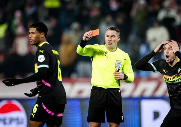 BELGRADO - (l-r) Ryan Flamingo of PSV Eindhoven receives the red card from referee Istvan Kovacs, Luuk de Jong of PSV Eindhoven reacts during the UEFA Champions League match between Red Star Belgrade and PSV Eindhoven at Stadion Rajko Mitic on Jan. 21, 2025 in Belgrade, Serbia. ANP SEM VAN DER WAL UEFA Champions League 2024 25 League Phase MD7 2024 25 xVIxANPxSportx xxANPxIVx 518044283 originalFilename: 518044283.jpg
