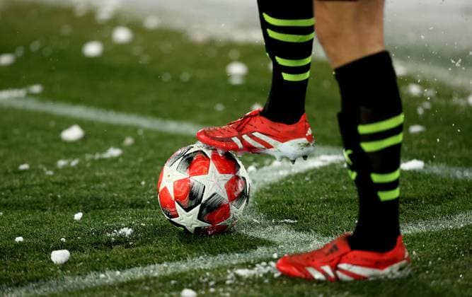 21.01.2025 Belgrade(Serbia) FK Crvena Zvezda(FC Red Star)-PSV Eindhoven Champions League men s football Snowballs and pieces of snow next to the football boots of Joey Veerman PSV Eindhoven while he prepares to take a corner. :Str