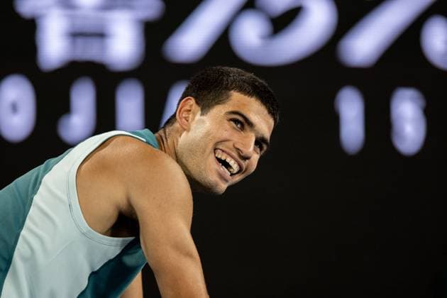 (250122) -- MELBOURNE, Jan. 22, 2025 -- Carlos Alcaraz reacts during the men s singles quarterfinal between Novak Djokovic of Serbia and Carlos Alcaraz of Spain at Australian Open tennis tournament in Melbourne, Australia, Jan. 21, 2025. (Photo by Xinhua) (SP)AUSTRALIA-MELBOURNE-TENNIS-AUSTRALIAN OPEN-DAY 10 HuxJingchen 