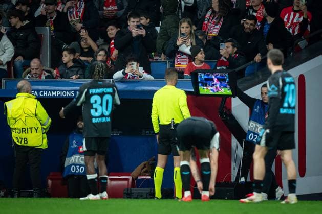Atletico de Madrid Vs Bayer Leverkusen in Madrid, Spain - 21 Jan 2025 Referee looks at VAR during a UEFA Champions League match between Atletico de Madrid and Bayer Leverkusen at Riyadh Air Metropolitano. Final Score: Atletico de Madrid 2:1 Bayer Leverkusen Madrid Spain Copyright: xFelipexMondinox xSOPAxImagesx SP0554-0696