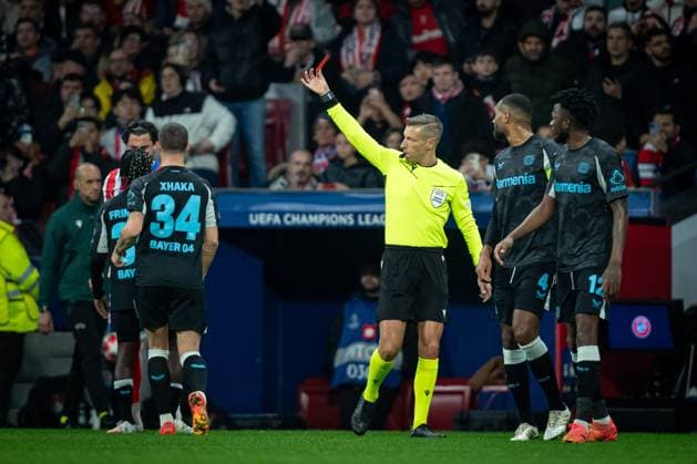 Atletico de Madrid Vs Bayer Leverkusen in Madrid, Spain - 21 Jan 2025 Referee shows the red card during a UEFA Champions League match between Atletico de Madrid and Bayer Leverkusen at Riyadh Air Metropolitano. Final Score: Atletico de Madrid 2:1 Bayer Leverkusen Madrid Spain Copyright: xFelipexMondinox xSOPAxImagesx SP0554-0700