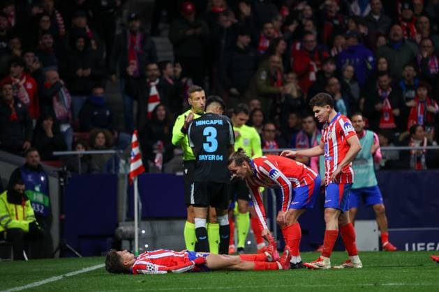 January 21, 2025, Madrid, Spain: Antoine Griezmann (7), attends to his teammate Giuliano Simeone who is fallen on the grass during the UEFA Champions League Week 7 football match between Atletico Madrid and Bayer Leverkusen in Madrid. Final Score: Atletico de Madrid 2:1 Bayer Leverkusen Madrid Spain - ZUMAs197 20250121_aaa_s197_252 Copyright: xDavidxCanalesx