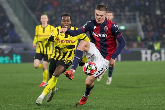 Bologna FC Vs Borussia Dortmund in Bologna, Italy - 21 Jan 2025 Emil Holm of Bologna FC and Jamie Bynoe-Gittens of Borussia Dortmund in action during the Italian Serie A soccer match Bologna FC vs Borussia Dortmund at Renato dall Ara Stadium. Final score; Bologna FC 2 - 1 Borussia Dortmund Bologna Italy Copyright: xEmanuelexPennacchiox xSOPAxImagesx EPR17410