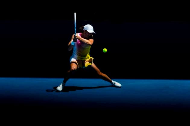 MELBOURNE, VIC - JANUARY 22: Iga Swiatek of Poland in action during the Quarterfinals of the 2025 Australian Open on January 22 2025, at Melbourne Park in Melbourne, Australia. (Photo by Jason Heidrich Icon Sportswire) TENNIS: JAN 22 Australian Open EDITORIAL USE ONLY Icon250122104