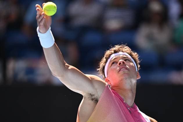 TENNIS AUSTRALIAN OPEN, Ben Shelton of USA during his 1 4 final match against Lorenzo Sonego of Italy during the 2025 Australian Open at Melbourne Park in Melbourne, Wednesday, January 22, 2025. ( NO ARCHIVING, EDITORIAL USE ONLY, NO USE IN BOOKS WITHOUT CONSENT MELBOURNE VICTORIA AUSTRALIA  Copyright: xJAMESxROSSx 20250122134971136420
