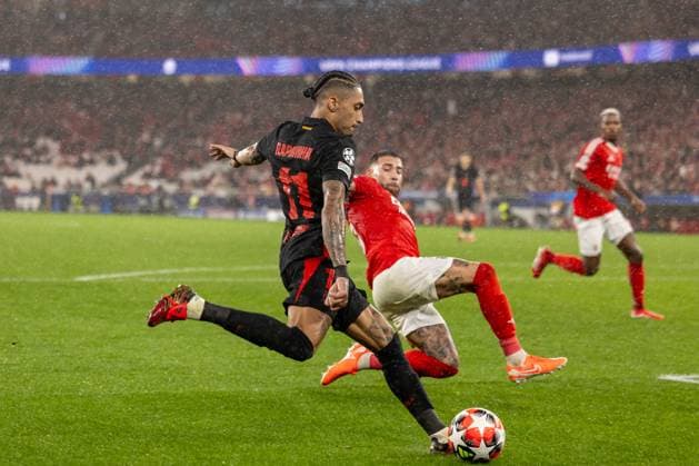 January 21, 2025, Lisboa, Portugal: (L-R) Raphinha Belloli of Barcelona and Nicolas Otamendi of Benfica seen in action during the UEFA Champions League, between Benfica and FC Barcelona, Barca Final score; Benfica 4:5 Barcelona. Lisboa Portugal - ZUMAs197 20250121_aaa_s197_348 Copyright: xNunoxBrancox