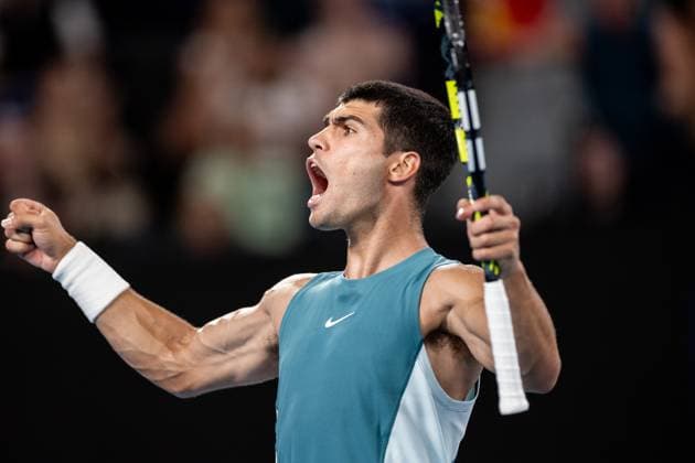 (250122) -- MELBOURNE, Jan. 22, 2025 -- Carlos Alcaraz reacts during the men s singles quarterfinal between Novak Djokovic of Serbia and Carlos Alcaraz of Spain at Australian Open tennis tournament in Melbourne, Australia, Jan. 21, 2025. (Photo by Xinhua) (SP)AUSTRALIA-MELBOURNE-TENNIS-AUSTRALIAN OPEN-DAY 10 HuxJingchen 