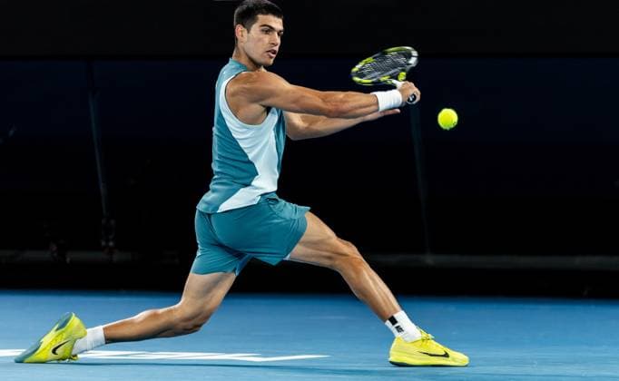 (250122) -- MELBOURNE, Jan. 22, 2025 -- Carlos Alcaraz hits a return during the men s singles quarterfinal between Novak Djokovic of Serbia and Carlos Alcaraz of Spain at Australian Open tennis tournament in Melbourne, Australia, Jan. 21, 2025. (Photo by Xinhua) (SP)AUSTRALIA-MELBOURNE-TENNIS-AUSTRALIAN OPEN-DAY 10 HuxJingchen 