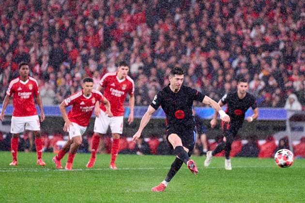 SL Benfica v FC Barcelona, Barca - UEFA Champions League 2024 25 League Phase MD7 Robert Lewandowski of FC Barcelona shoots a penalty and scores his team s third goal during the UEFA Champions League match between SL Benfica and FC Barcelona at Estadio Da Luz in Lisbon, Portugal, on January 21, 2025. Lisbon, Portugal Lisbon Portugal  Copyright: xJosexManuelxAlvarezxReyx originalFilename:alvarezrey-notitle250121_npnuP.jpg
