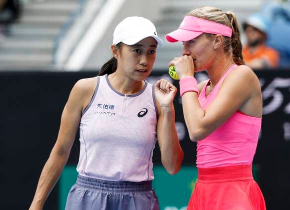 (250122) -- MELBOURNE, Jan. 22, 2025 -- Zhang Shuai(L) Kristina Mladenovic talk during the women s doubles quarterfinal match between Zhang Shuai of China Kristina Mladenovic of France and Taylor Townsend of the United States Katerina Siniakova of the Czech Republic at Australian Open tennis tournament in Melbourne, Australia, Jan. 22, 2025. ) (SP)AUSTRALIA-MELBOURNE-TENNIS-AUSTRALIAN OPEN-DAY 11 MaxPing 