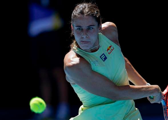 (250122) -- MELBOURNE, Jan. 22, 2025 -- Emma Navarro hits a return during the women s singles quarterfinals match between Iga Swiatek of Poland and Emma Navarro of the United States at Australian Open tennis tournament in Melbourne, Australia, Jan. 22, 2025. (Photo by Xinhua) (SP)AUSTRALIA-MELBOURNE-TENNIS-AUSTRALIAN OPEN-DAY 11 ChuxChen 
