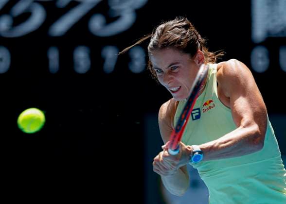 (250122) -- MELBOURNE, Jan. 22, 2025 -- Emma Navarro hits a return during the women s singles quarterfinals match between Iga Swiatek of Poland and Emma Navarro of the United States at Australian Open tennis tournament in Melbourne, Australia, Jan. 22, 2025. (Photo by Xinhua) (SP)AUSTRALIA-MELBOURNE-TENNIS-AUSTRALIAN OPEN-DAY 11 ChuxChen 