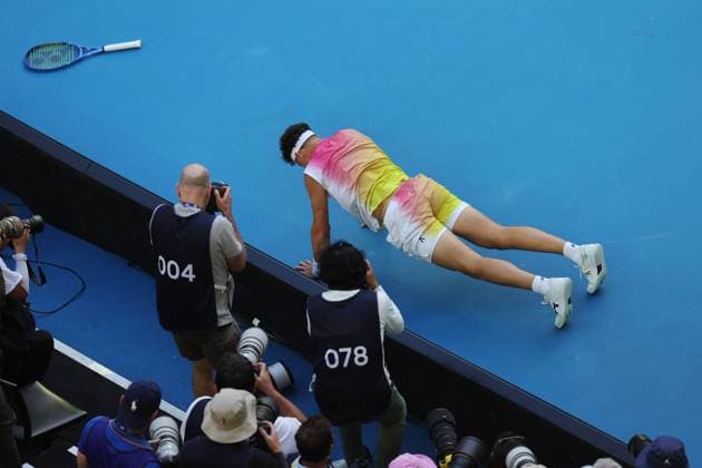 Ben Shelton falls to the ground during a tie break in his Quarter-final match against Sonego in the Rod Laver Arena Australian Open, Day Eleven, Tennis, Melbourne Park, Melbourne, Australia - 22 Jan 2025  Copyright: xRachelxBach Shutterstockx 15108798ca