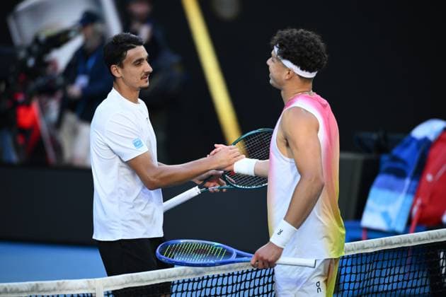 TENNIS AUSTRALIAN OPEN, Ben Shelton of USA is congratulated on his 1 4 final win by Lorenzo Sonego of Italy during the 2025 Australian Open at Melbourne Park in Melbourne, Wednesday, January 22, 2025. ( NO ARCHIVING, EDITORIAL USE ONLY, NO USE IN BOOKS WITHOUT CONSENT MELBOURNE VICTORIA AUSTRALIA  Copyright: xJOELxCARRETTx 20250122118284988322